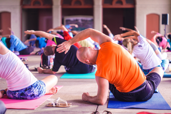 Erwachsene Person dehnt sich auf einer Matte in einer hellen Umgebung